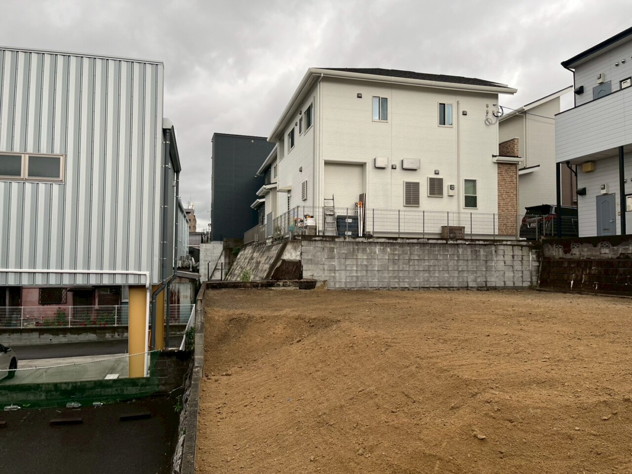 LINE_ALBUM_春日市岡本四丁目 62 13日目 外構撤去 整地 重機回送 完了_260603_8
